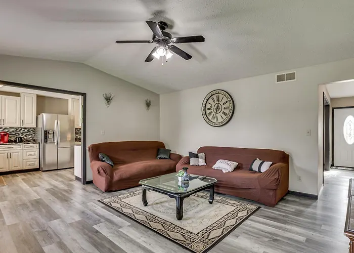 Rural Family Retreat W/ Deck & Yard In Capron! *