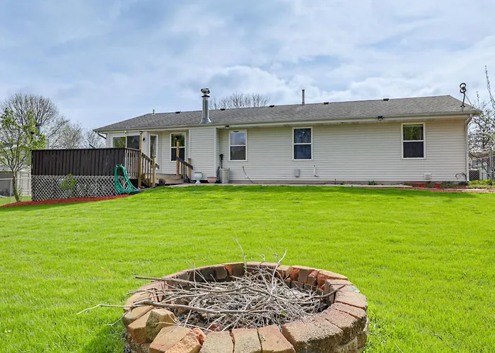 Hébergement de vacances Rural Family Retreat W/ Deck & Yard In Capron!