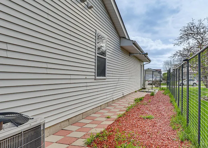Rural Family Retreat W/ Deck & Yard In Capron! Hébergement de vacances Capron