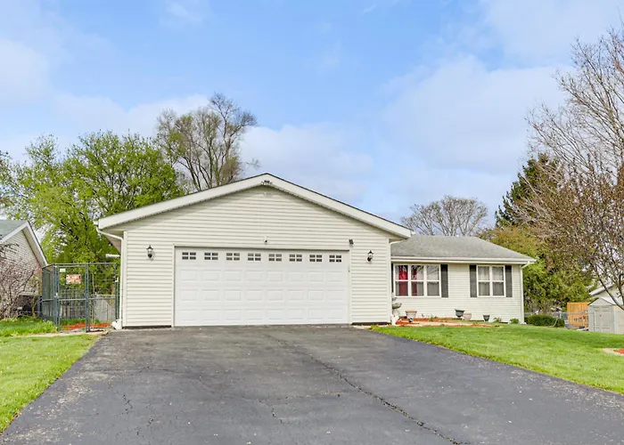 Rural Family Retreat W/ Deck & Yard In Capron!